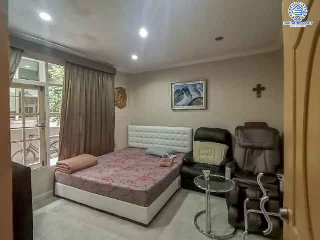 *****บ้านเดี่ยวมือสอง หลังใหญ่ ม.เพอร์เฟคเพลส รัตนาธิเบศร์-ไทรม้า เนื้อที่ 100 ตร.ว. ฟังก์ชันจัดเต็มพร้อมเข้าอยู่ 4 ห้องนอน 3 ห้องน้ำ 2 ที่จอดรถ พื้นที่ใช้สอยถึง 310 ตร.ม. แถมฟรี!! เครื่องปรับอากาศ 4 เครื่อง ส่วนกลางครบครัน กับที่สุดแห่งทำเลโซนเมือง ที่เชื่อมสู่หลายเส้นทาง ใกล้ทางด่วน "ศรีรัช" และรถไฟฟ้า "สถานีบางรักน้อยท่าอิฐ"